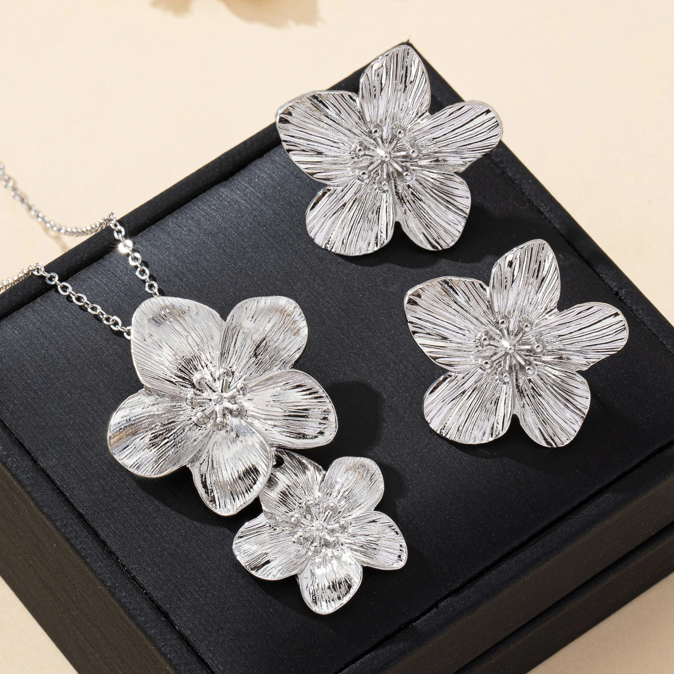 A Set of Women's Jewelry Set, Flower Necklace, Earrings, Simple Set, Suitable for Daily Wear and Gift Giving
